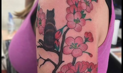 桜と猫のガールズタトゥー