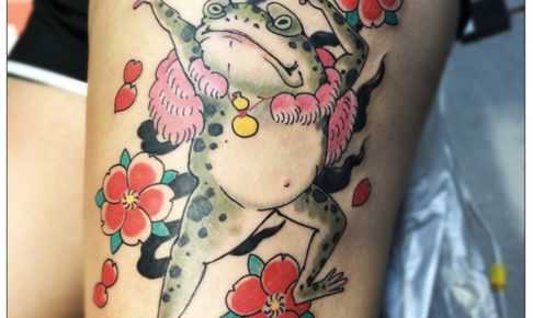 蛙と桜のタトゥー